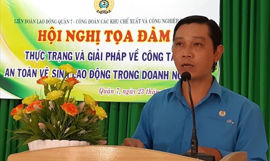 Chủ tịch LĐLĐ Quận 7 Nguyễn Văn Tuyền phát biểu tại tọa đàm. Ảnh Nam Dương