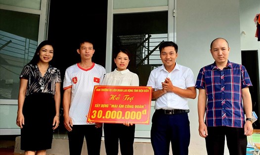 Đồng chí Phan Tiến Huy - Chủ tịch LĐLĐ thị xã Mường Lay trao nhà ở Mái ấm công đoàn cho đoàn viên