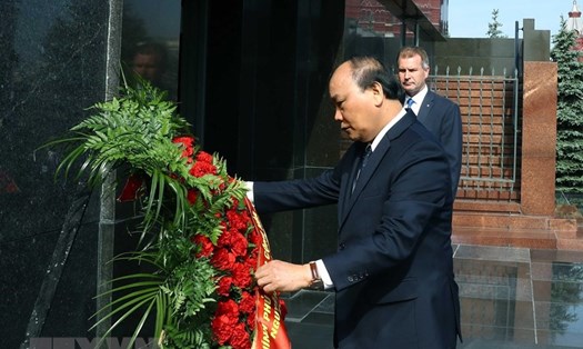 Thủ tướng Nguyễn Xuân Phúc đặt vòng hoa và vào lăng viếng Lãnh tụ V.I.Lenin. Ảnh: TTXVN