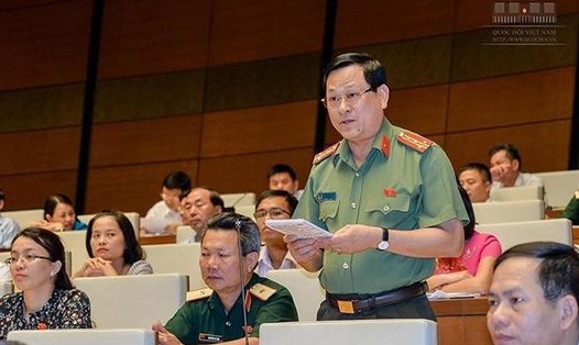 Đại biểu Quốc hội Nguyễn Hữu Cầu (Giám đốc Công an Nghệ An) cho rằng hành vi dâm ô bé gái trong thang máy của ông Linh rất rõ ràng.