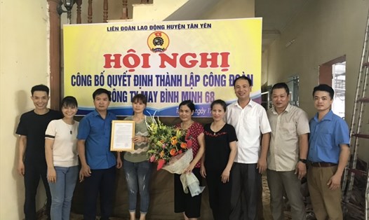 Đồng chí Chủ tịch LĐLĐ huyện và đồng chí Bí thư Đảng ủy Khối DN huyện trao quyết định và tặng hoa chúc mừng BCH CĐCS CT Bình Minh 68.