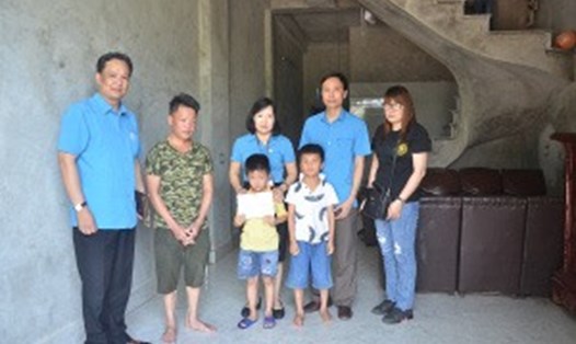 Lãnh đạo LĐLĐ tỉnh và thành phố Bắc Ninh trao hỗ trợ gia đình công nhân Nguyễn Thị Thu (Công ty TNHH Hyun Jung Vina).