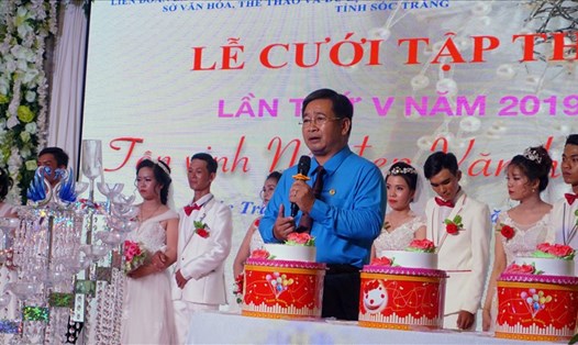 Chủ tịch LĐLĐ Sóc Trăng Ngô Thái Chân, Trưởng Ban tổ chức, chúc mừng 7 cặp đôi trăm năm hạnh phúc.
