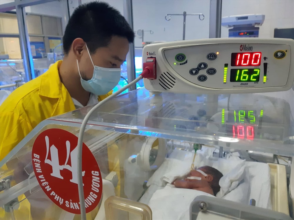 Người bố xúc động thăm con. Ảnh: Thùy Linh