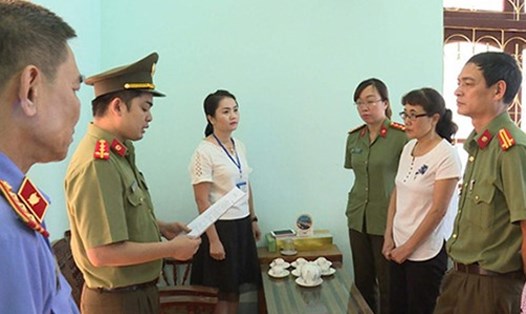 Công an đọc quyết định khởi tố bà Nguyễn Thị Hồng Nga. Ảnh: Công an Sơn La.