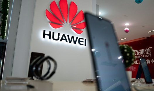 Nhà mạng EE và nhà mạng Vodafone của Anh đều tuyên bố ngừng bán sản phẩm smartphone 5G của Huawei