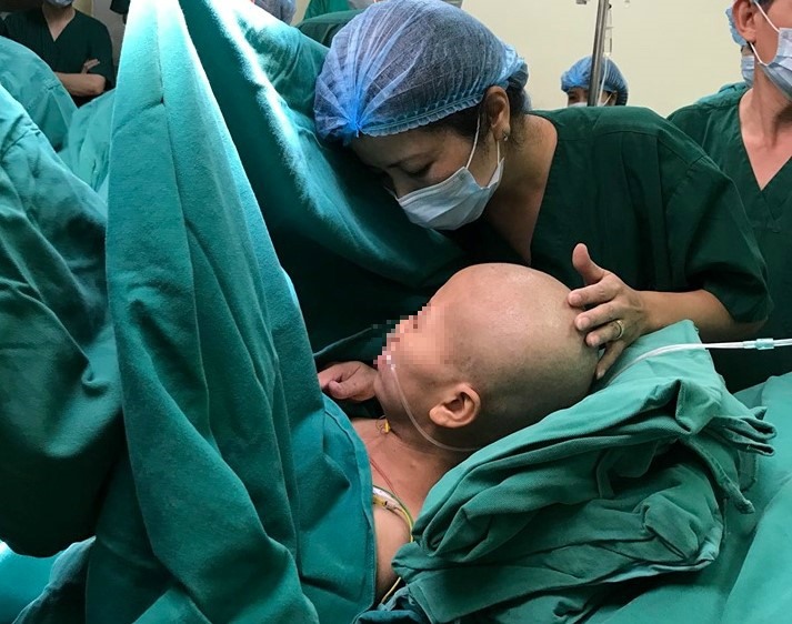 Chị L được các y bác sĩ hỗ trợ tối đa trong ca phẫu thuật bắt con đặc biệt. Ảnh: BVCC