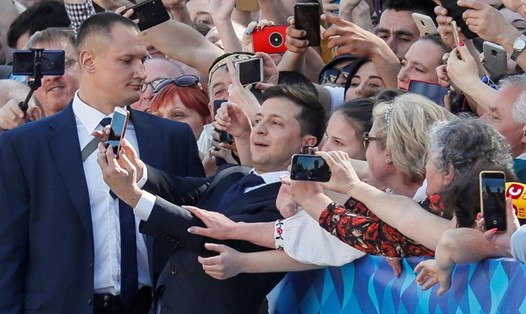Tân Tổng thống Ukraina Volodymyr Zelensky chụp ảnh selfie cùng đông đảo người ủng hộ. Ảnh: Reuters