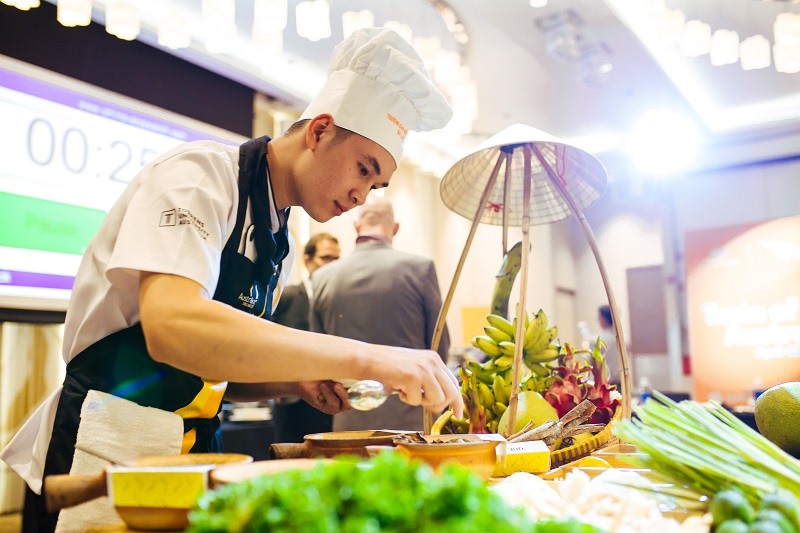 Một thí sinh đang chọn nguyên liệu cho bài thi của mình. Ảnh: ĐSQ Australia