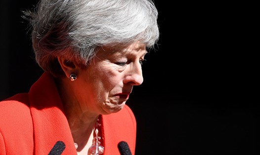 Thủ tướng Anh Theresa May suýt khóc khi tuyên bố từ chức. Ảnh: Reuters