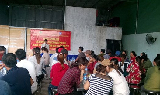 Chuyên viên Bảo hiểm xã hội huyện Huỳnh Anh Tuấn triển khai một số chính sách BHXH, BHYT, BHTN cho công nhân lao động tại công ty.