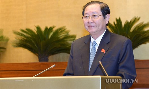 Bộ trưởng Bộ Nội vụ Lê Vĩnh Tân trình bày Tờ trình dự án Luật tại phiên họp. Ảnh:Quochoi.vn