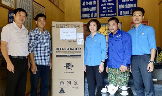 Trao tủ lạnh cho Cung đườmg Phủ Đức (Công ty CPĐS Vĩnh Phú) cải thiện điều kiện sinh hoạt CNLĐ