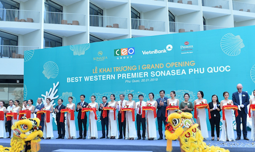 Các đại biểu cắt băng khai trương khu nghỉ dưỡng Best Western Premier Sonasea Phu Quoc. Ảnh: PV
