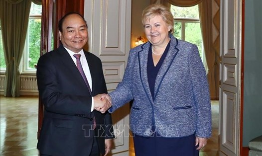 Thủ tướng Nguyễn Xuân Phúc và Thủ tướng Vương quốc Na Uy Erna Solberg. Ảnh: TTXVN.