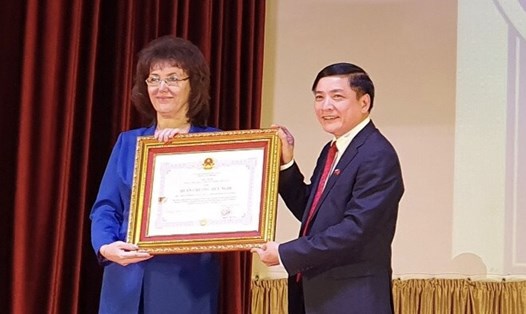 Đồng chí Bùi Văn Cường trao Huân chương Hữu nghị cho đại diện Học viện Lao động và Quan hệ xã hội Liên bang Nga. Ảnh: Q.B
