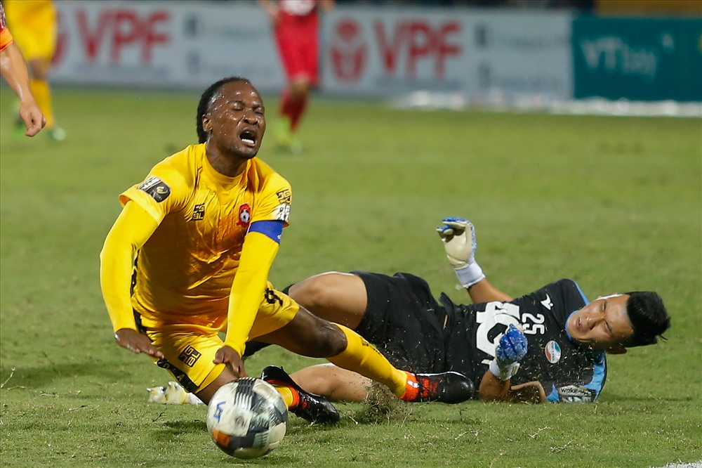 Phút 22, sau một pha chuyền về bất cẩn của đồng đội, thủ môn Quàng Thế Tài buộc phải băng ra phạm lỗi với Fagan trước khu vực 16m50 và nhận thẻ đỏ trực tiếp rời sân.