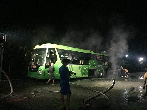 Chiếc xe khách bốc cháy trong đêm khi đang lưu thông. Ảnh: Đức Sơn