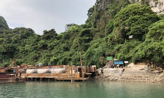Nâng cấp hệ thống bến tàu tham quan động Mê Cung. Ảnh: Nguyễn Hùng