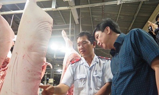 Tăng cường kiểm tra, giám sát và xử lý nghiêm để ngăn chặn lợn bệnh tuồn vào các chợ.