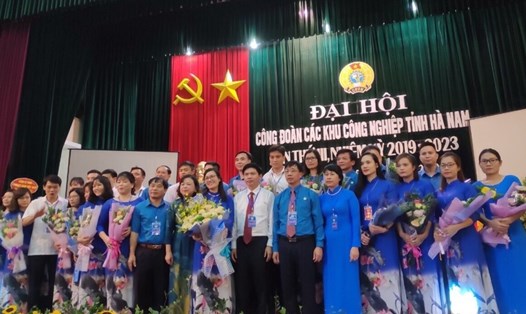 Ban Chấp hành nhiệm kỳ 2019-2023 ra mắt Đại hội và nhận hoa chúc mừng từ các đồng chí lãnh đạo.