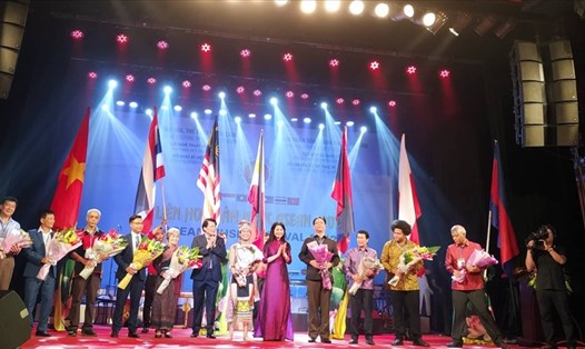 NSND Nguyễn Quang Vinh - Quyền Cục trưởng Cục Nghệ thuật biểu diễn và bà Trần Thị Hoàng Mai - Phó GD Sở Văn hoá, Thể thao Hải Phòng tặng hoa cho các đơn vị tham gia Liên hoan.