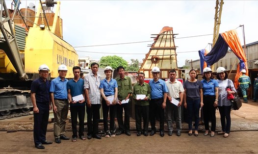 Đoàn công tác của CĐ Xây dựng Việt Nam tặng quà cho CNLĐ.
