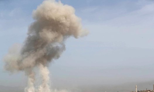 Khói bốc lên sau giao tranh ở Idlib, Syria. Ảnh: AFP