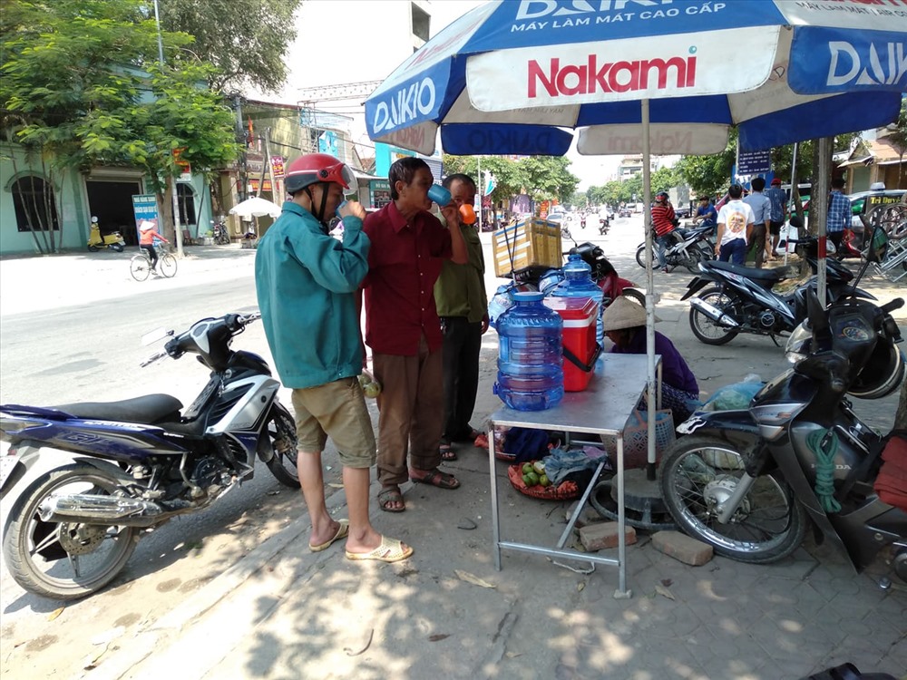 Những thùng nước đá miễn phí phục phụ lao động nghèo giữa trời nắng nóng.