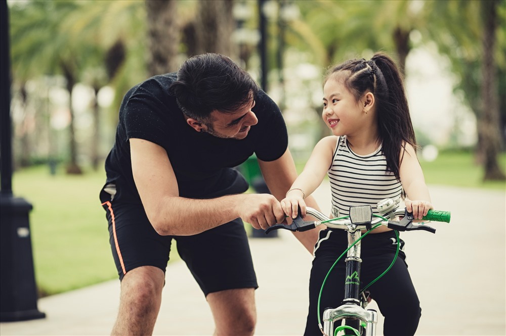 Vinhomes Smart City cung cấp dịch vụ vòng tay thông minh, để biết được mọi hoạt động của con trẻ. Ảnh: P.V