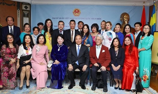 Thủ tướng Nguyễn Xuân Phúc, Phu nhân và cán bộ, nhân viên Đại sứ quán và cộng đồng người Việt Nam tại Thụy Điển. Ảnh: TTXVN