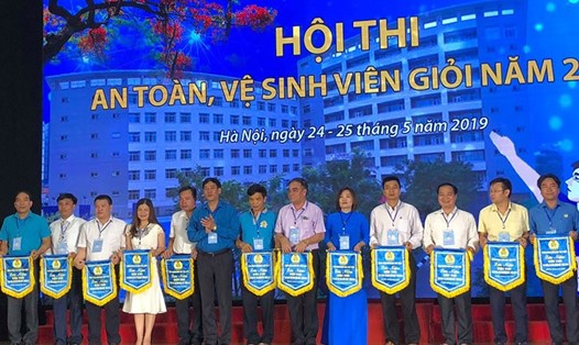 Ông Vũ Minh Đức - Chủ tịch CĐ GDVN - trao cờ lưu niệm cho các đội thi ATVSV giỏi. Ảnh: Đ.P