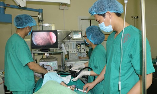 Các bác sĩ điều trị một ca bệnh tại Bệnh viện Việt Nam - Thụy Điển Uông Bí (Quảng Ninh). Ảnh: trang thông tin của bệnh viện