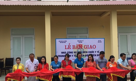 Lễ cắt băng khánh thành Trung tâm Y tế huyện Điện Biên Đông (tỉnh Điện Biên).