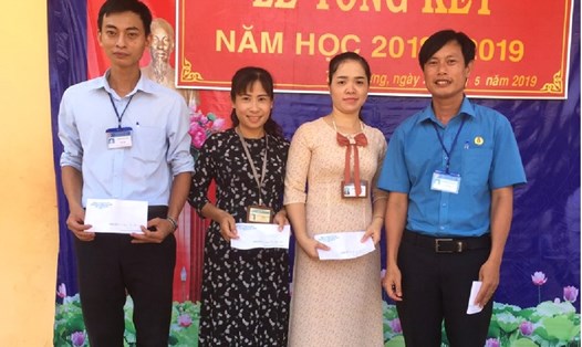 Ông Nguyễn Thái Hồng – Chủ tịch CĐCS Trường THCS Bù Đốp (ngoài cùng, bên phải) tặng quà cho đoàn viên có hoàn cảnh khó khăn.