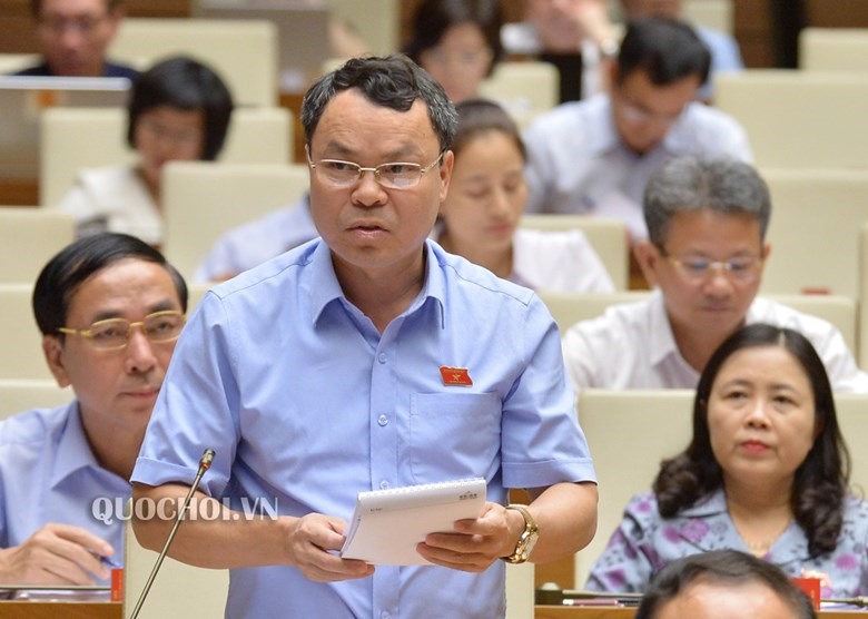 Đại biểu Nguyễn Tiến Sinh (Đoàn Hoà Bình) cho rằng việc quản lý sử dụng đất quốc phòng, an ninh xảy ra sai phạm, làm mất uy tín của ngành. Ảnh: Quochoi.vn