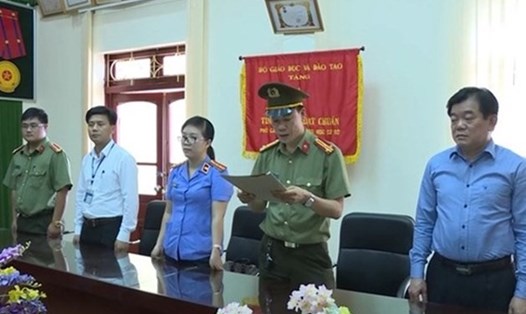 Ông Hoàng Tiến Đức - Giám đốc Sở GDĐT Sơn La (ngoài cùng bên phải ảnh) có vai trò gì trong vụ gian lận điểm thi ở Sơn La. Ảnh cắt từ clip công an cung cấp.