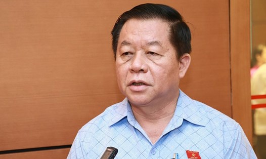 Thượng tướng Nguyễn Trọng Nghĩa trả lời báo chí bên hành lang Quốc hội ngày 27.5. Ảnh: N.T