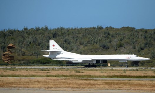 Chiếc Tu-160 của Nga hạ cánh xuống sân bay ở thủ đô Caracas, Venezuela ngày 10.12.2018. Ảnh: AFP