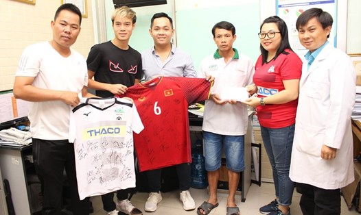 Tiền đạo Văn Toàn có mặt tại bệnh viện Chợ Rẫy để trao 2 áo đấu được bán đấu cho chủ nhân đã đấu giá thành công. Ảnh: HAGL FC
