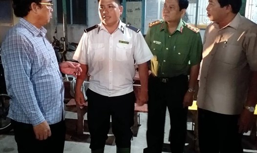 Chủ tịch UBND tỉnh Bạc Liêu Dương Thành Trung (ngoài cùng bên trái) kiểm tra lò giết mổ rạng sáng 28.5. Ảnh: Nhật Hồ