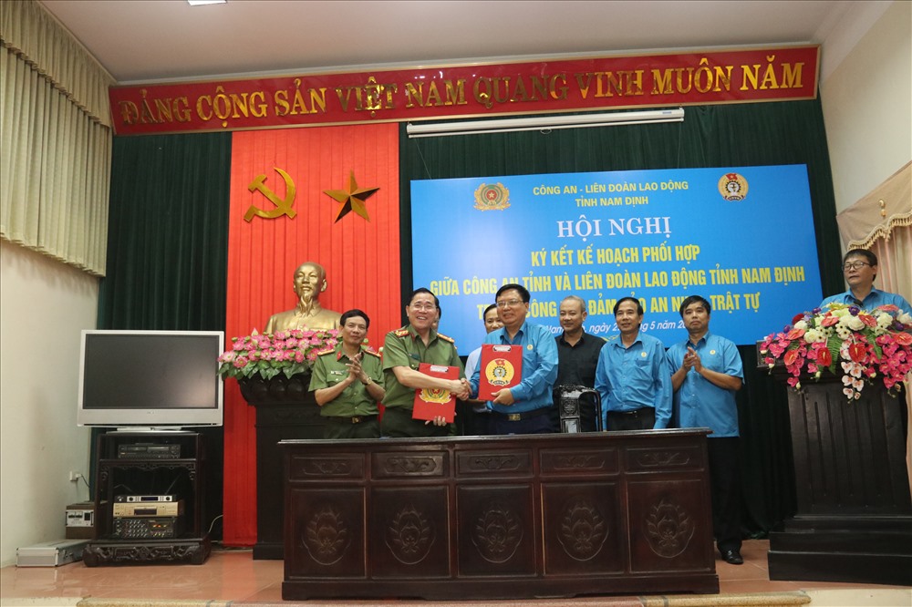 Lãnh đạo LĐLĐ tỉnh và CA tỉnh ký kết chương trình phối hợp.