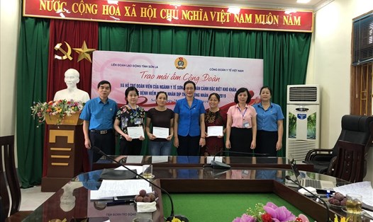 Chủ tịch CĐ Y tế VN Phạm Thanh Bình (giữa) cùng lãnh đạo LĐLĐ tỉnh, Sở Y tế tỉnh trao hỗ trợ cho đoàn viên mắc bệnh hiểm nghèo, khó khăn.