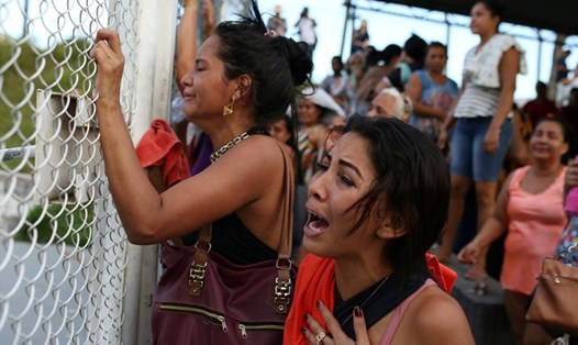 Người thân gào khóc bên ngoài nhà tù ở bang Amazonas, Brazil. Ảnh: Reuters.