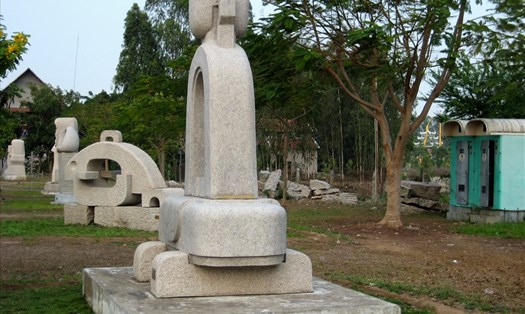 Điểm trưng bày tượng điêu khắc của Trại sáng tác Điêu khắc quốc tế lần thứ 1/2003. Ảnh: Lục Tùng