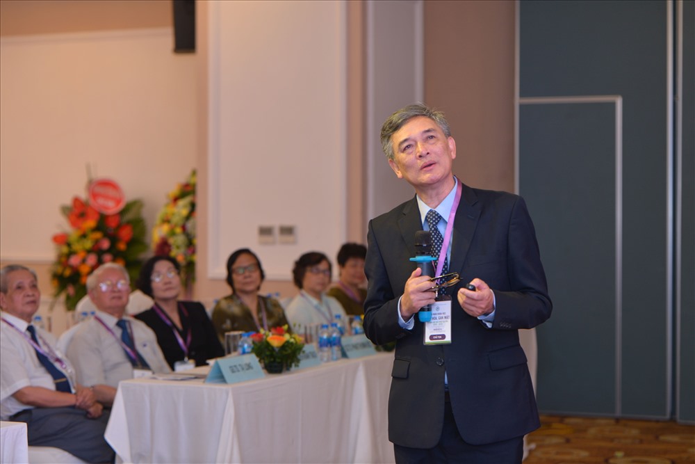 GS Đào Văn Long trình bày báo cáo về ứng dụng kỹ thuật mới trong nội soi tiêu hóa. Ảnh: PV