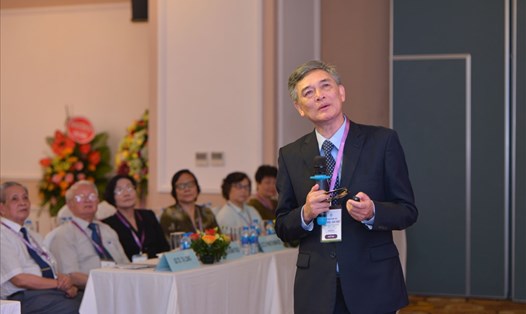 GS Đào Văn Long trình bày báo cáo về ứng dụng kỹ thuật mới trong nội soi tiêu hóa. Ảnh: PV