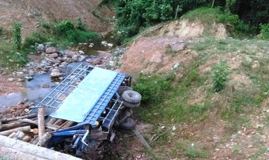 Hiện trường chiếc xe tải chở gỗ gặp nạn, 2 người trên xe tử vong ở Sơn Hồng