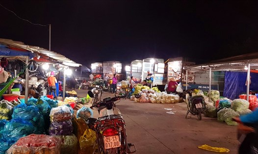 Chợ đầu mối nông sản tại Hà Nội. Ảnh: PV
