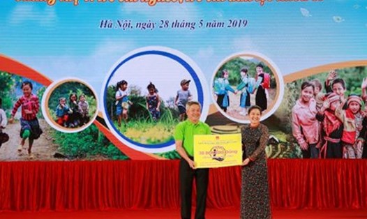Thứ trưởng Bộ LĐTBXH Nguyễn Thị Hà trao quà cho đại diện Quỹ Trẻ em Hà Nội nhận.